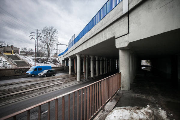 Betonowe podpory wiaduktu na ul. Rzgowskiej zostaną wzmocnione stalowymi konstrukcjami. 