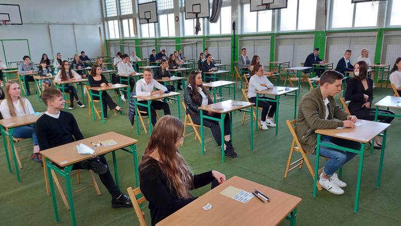 Zdjęcia z egzaminu maturalnego z języka angielskiego poziom podstawowy w VII LO w Zespole Szkół Ogólnokształcących i Sportowych w Zielonej Górze. Po