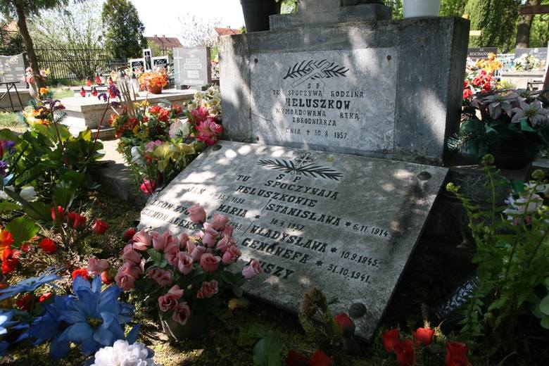 Heluszków pochowano w jednym grobie na cmentarzu w Namysłowie.