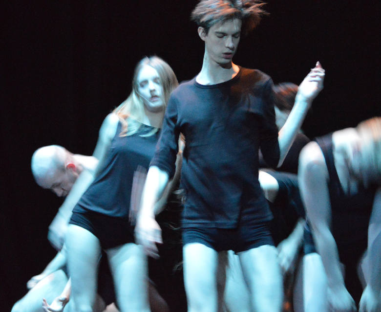 Pracownia Teatru Tańca: scena ze spektaklu „Shells” nagrodzonego na Ogólnopolskim Festiwalu Alchemia Teatru OFMAT 2015 w Krakowie przez jury profesjonalne oraz jury młodych. 