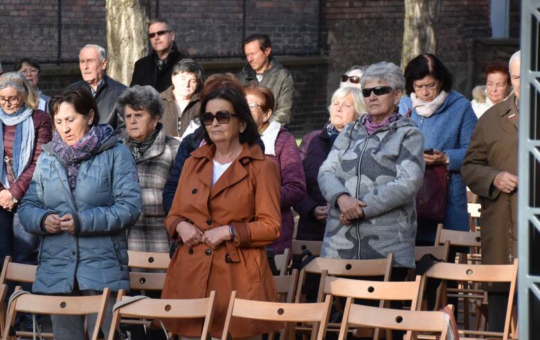 W Miejscu Pamięci Auschwitz odprawiono mszę świętą za pomordowanych w obozach koncentracyjnych i łagrach w czasie II wojny światowej, a także miejscach