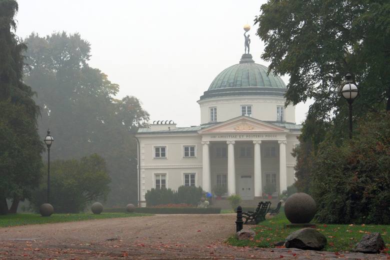 Pałac w Lubostroniu został wybudowany w latach 1795-1800 przez hrabiego Fryderyka Sk&oacute;rzewskiego. Budowla utrzymana jest w bardzo dobrym stanie. Przez ostatnie dwa lata nowy wygląd zyskały m.in. elewacje. Pięknieje też ponad 40-hektarowy park. To najpiękniejszy pałac nie tylko w powiecie...