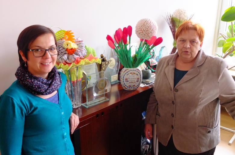 Danuta Bajak, prezeska opolskiego związku skupiającego KGW z naszego regionu, i Katarzyna Bernacka, odpowiedzialna za koła. W tle statuetki i rękodzieło - dowody uznania i podziękowania za ich pracę.  