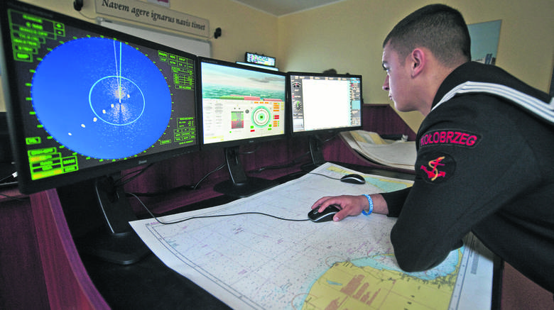 Jan Wróblewski z klasy III nawigacyjnej przy stanowisku najnowocześniejszego w kraju symulatora nawigacyjno - manewrowego