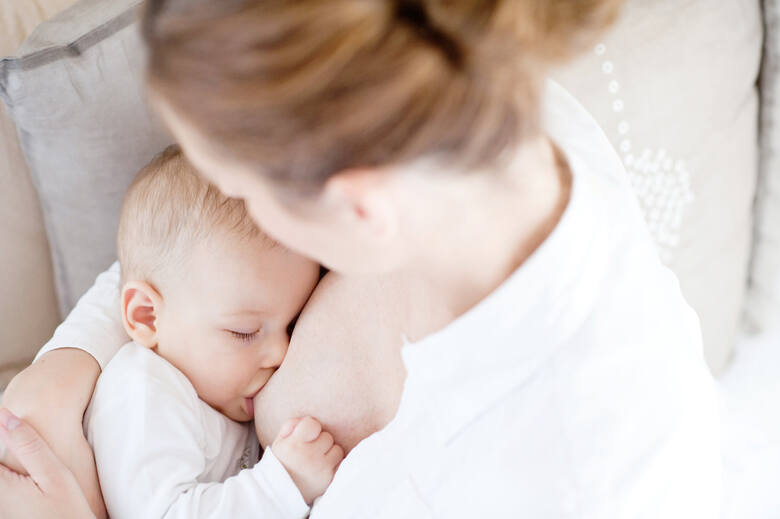 Skład oraz ilość mleka kobiecego zmienia się i dostosowuje do potrzeb dziecka wraz z rozwojem maluszka, a smak mleka jest zależny od tego, co je mama.