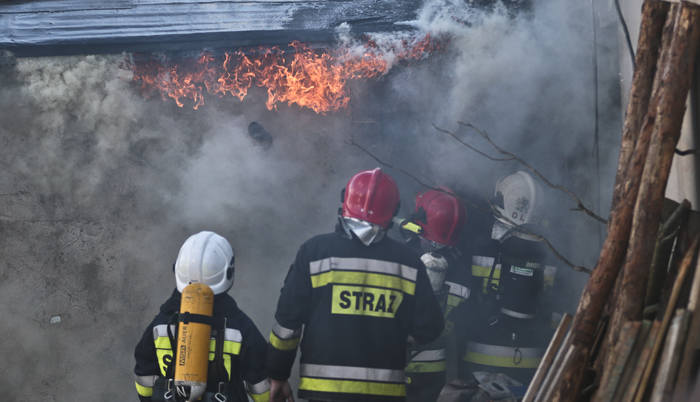 Do pożaru doszło w czwartek 28 stycznia przy ul. Odrzańskiej w Zielonej Górze. Dom palił się od wewnątrz. Płomienie objęły również dach. Strażacy w płonącym budynku szukali domowników. Z płomieni wynieśli również butlę z gazem.<br /> <br /> <iframe...