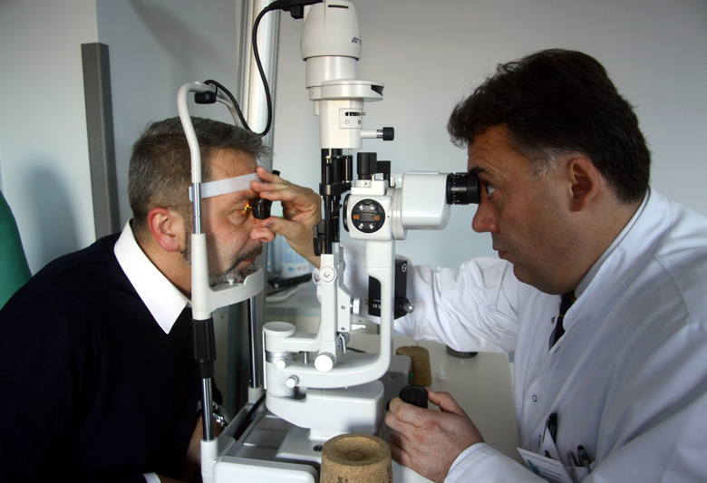 Prof. Robert Rejdak (po prawej) w trakcie kontroli wzroku u pacjenta, który przeszedł jako pierwszy w Polsce pionierską operację łączoną oka, aby uniknąć