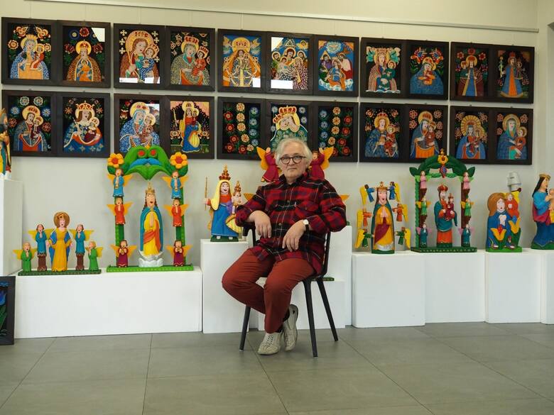 Zdzisław Słonina we Wrząsowicach na wystawie swoich obrazów, rzeźb i fotografii zorganizowanej z okazji 45-lecia pracy twórczej