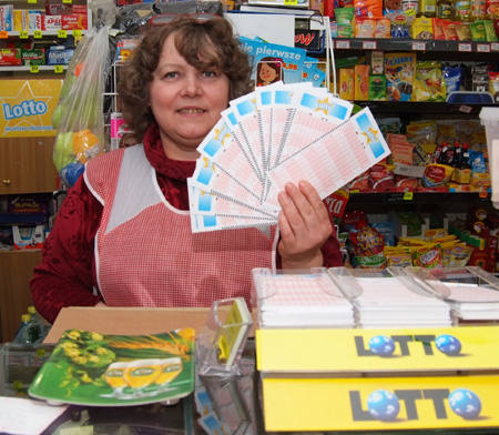 Szczęśliwiec kupił kupon u Haliny Cywińskiej w punkcie Lotto mieszczącym się w sklepie monopolowo-spożywczym przy ul. Marszałkowskiej 