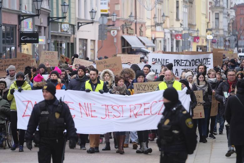 Uczestnicy demonstracji ruszyli z pl. podominikańskiego i przez Rynek Nowomiejski, ul. Królowej Jadwigi i Szeroką doszli pod pomnik Kopernika<br /> 