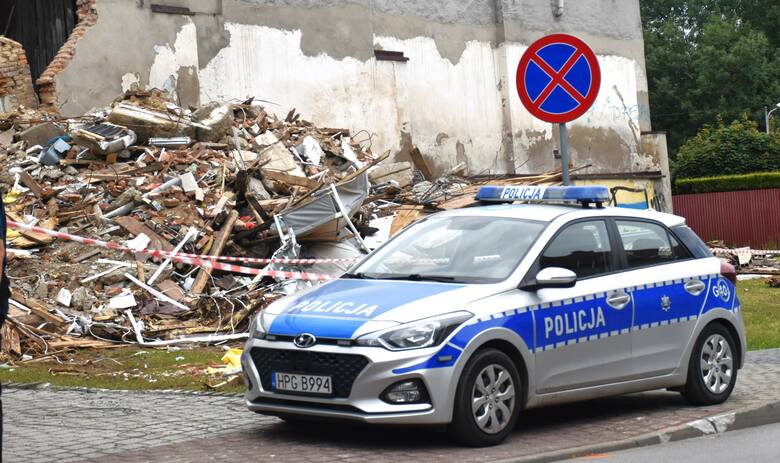 Rumowiska w pierwszych dniach po katastrofie budowlanej strzegli policjanci.
