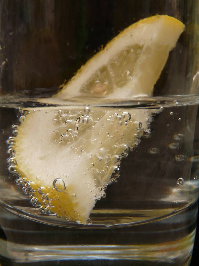 Odkwaszanie organizmu – woda z cytryną to dobry początek dnia
