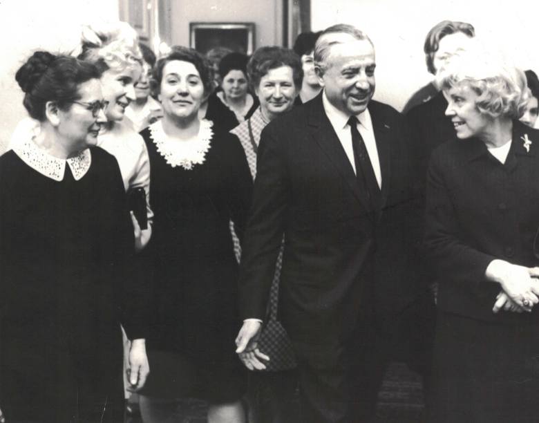 Tak świętowano Dzień Kobiet w marcu 1969 roku w Bydgoszczy. Życzenia paniom złożył sekretarz KM PZPR Tadeusz Stolzman.
