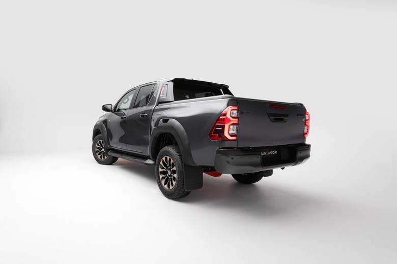 Salony Toyoty rozpoczęły przyjmowanie zamówień na Toyotę Hilux GR SPORT. To zupełnie nowa wersja kultowego pick-upa, która powstała na bazie doświadczeń