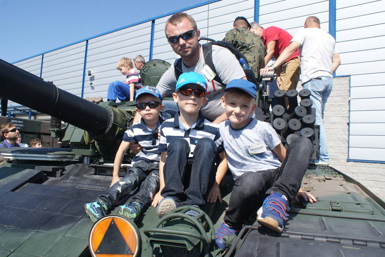 Andrzej Lisowski z synami Marcinem i Michałem oraz ich kolegą Frankiem Sokalskim na kadłubie czołgu PT-91 Twardy.