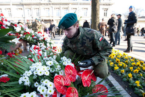 Na Grobie Nieznanego Żołnierza złożono kwiaty.