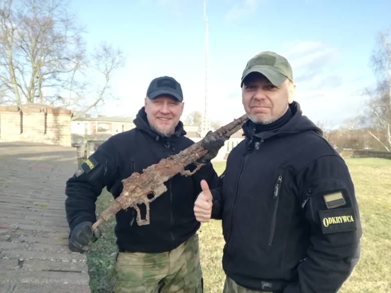 Polski karabin Browning wz. 28 został znaleziony w jednej z piwnic na terenie Starego Miasta w Kostrzynie nad Odrą.