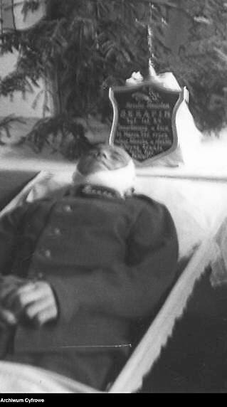 Pogrzeb kaprala Ozjasza Storcha, poległego na Zaolziu - kondukt pogrzebowy na ulicach Cieszyna. Karawan jadący w asyście żołnierzy