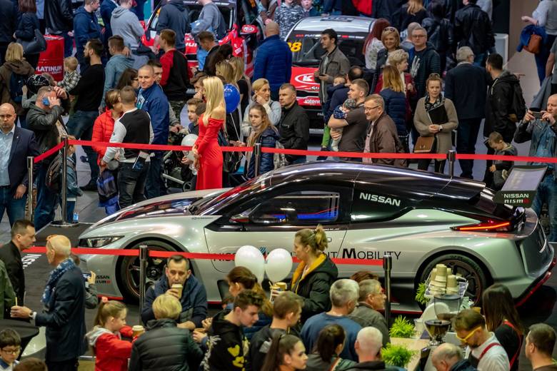 Targi Motor Show Poznań odbywają się od lat 90. z roku na rok impreza jest coraz większa.