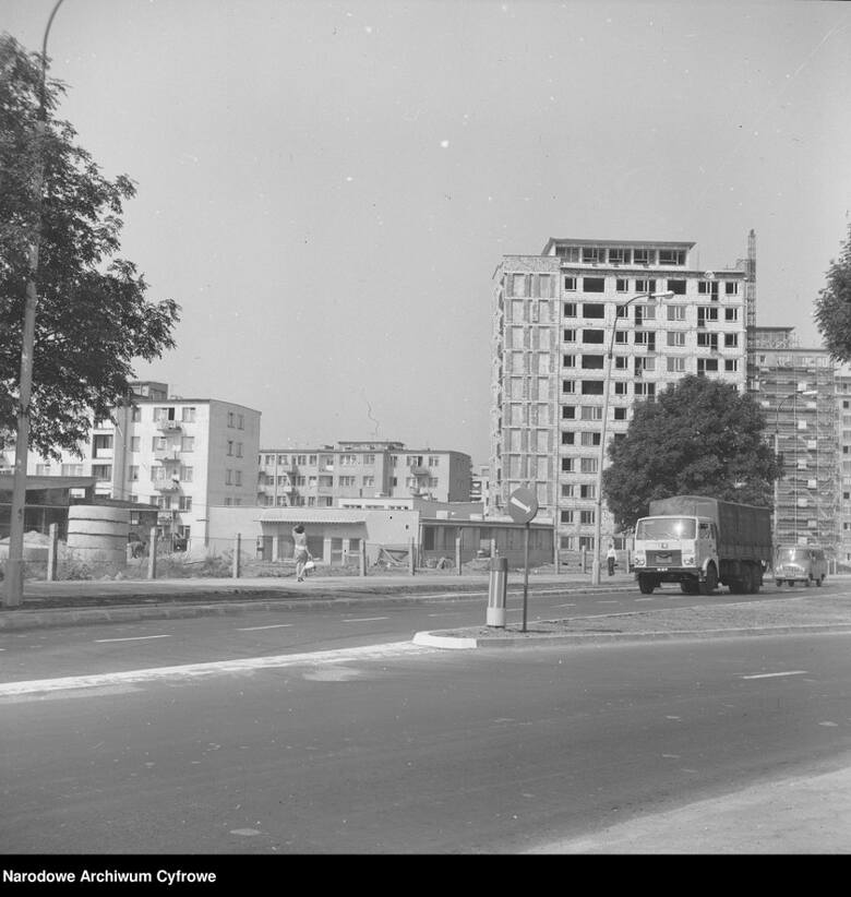 Budowa "Osiedla Młodych" przy ul. Zwycięstwa. Na ulicy m.in. samochód ciężarowy Jelcz 316 (1973/08)