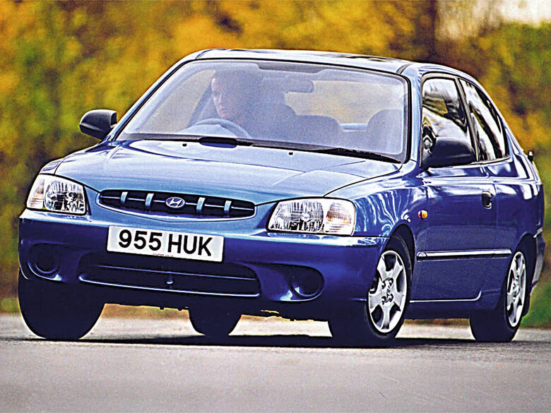 Hyundai Accent (1994-2005) . Najczęstsze problemy: To stara generacja aut Hyundaia, przeciętnie wykończona, słabo wyposażona i kiepsko zabezpieczona