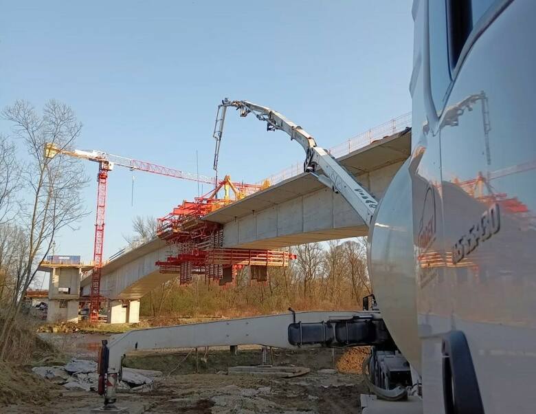 Na budowie mostu nad Sołą w Oświęcimiu trwa praca przy ostatnim segmencie