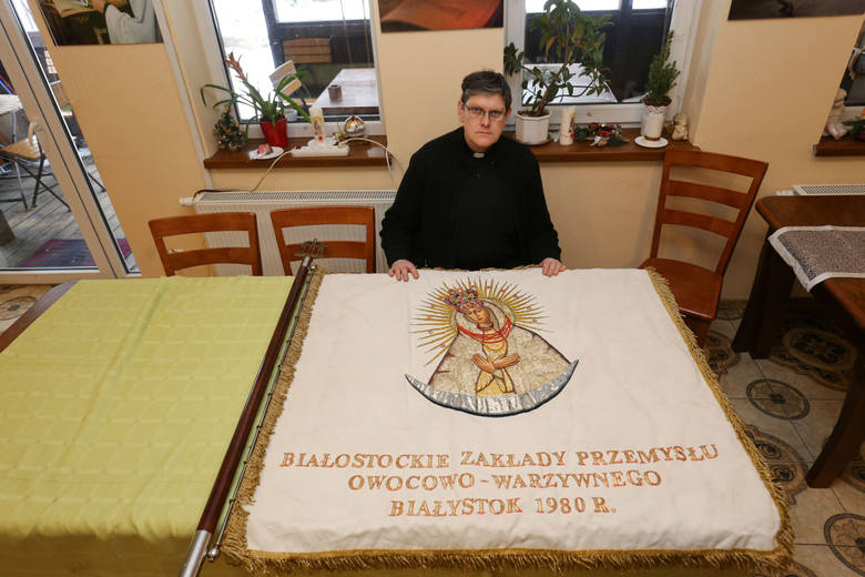 To jeden z pierwszych  sztandarów  Solidarności w Białymstoku, który ma orła w koronie - pokazuje ks. Jerzy Sokołowski, proboszcz parafii w Jurowcach