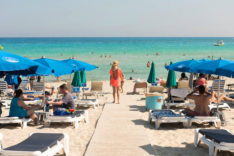 Plażowicze na plaży na Cyprze