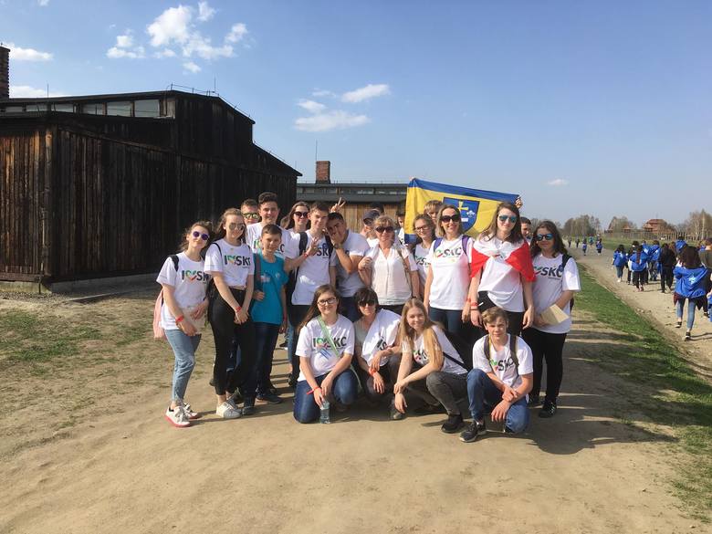 Uczniowie SP nr 2 w Skierniewicach wzięli udział w Marszu Żywych w obozie w Oświęcimiu
