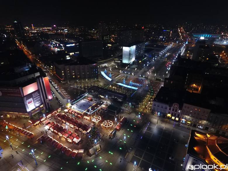 Katowice wspaniale prezentują się w świątecznych iluminacjach. Rynek z kamery drona <a href=