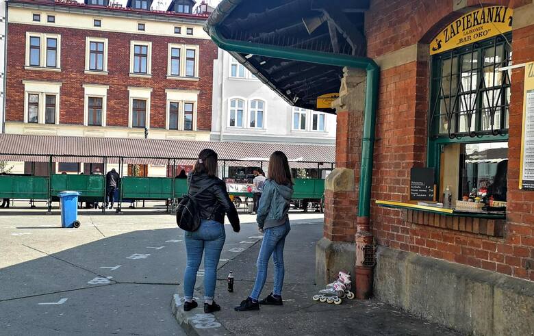 Polecamy spacer tajemniczymi i klimatycznymi ulicami krakowskiego Kazimierza. Jeśli zgłodniejecie możecie kupić pyszne zapiekanki z słynnego okrągla