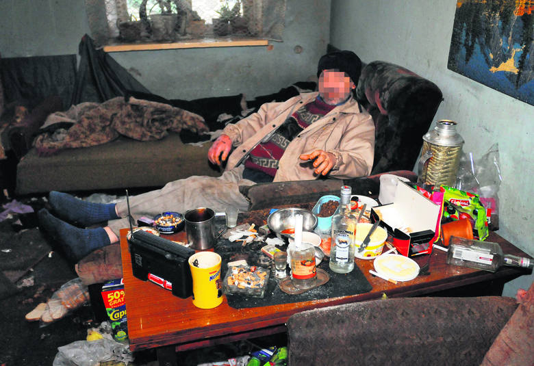 Marek M. żyje w bałaganie, w mieszkaniu, w którym przez dwa miesiące leżały zwłoki jego żony.           
