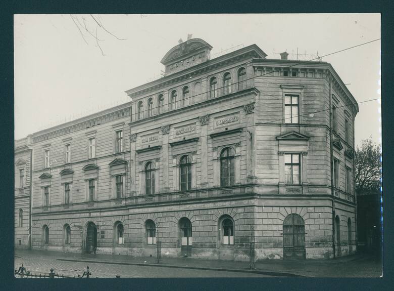 Dom Cechu Rzeźników i Masarzy „Na Kotłowie” przy obecnej ul. Westerplatte 18. Fotografia z zakładu fotograficznego Antoniego Pawlikowskiego z 1929 roku. 
