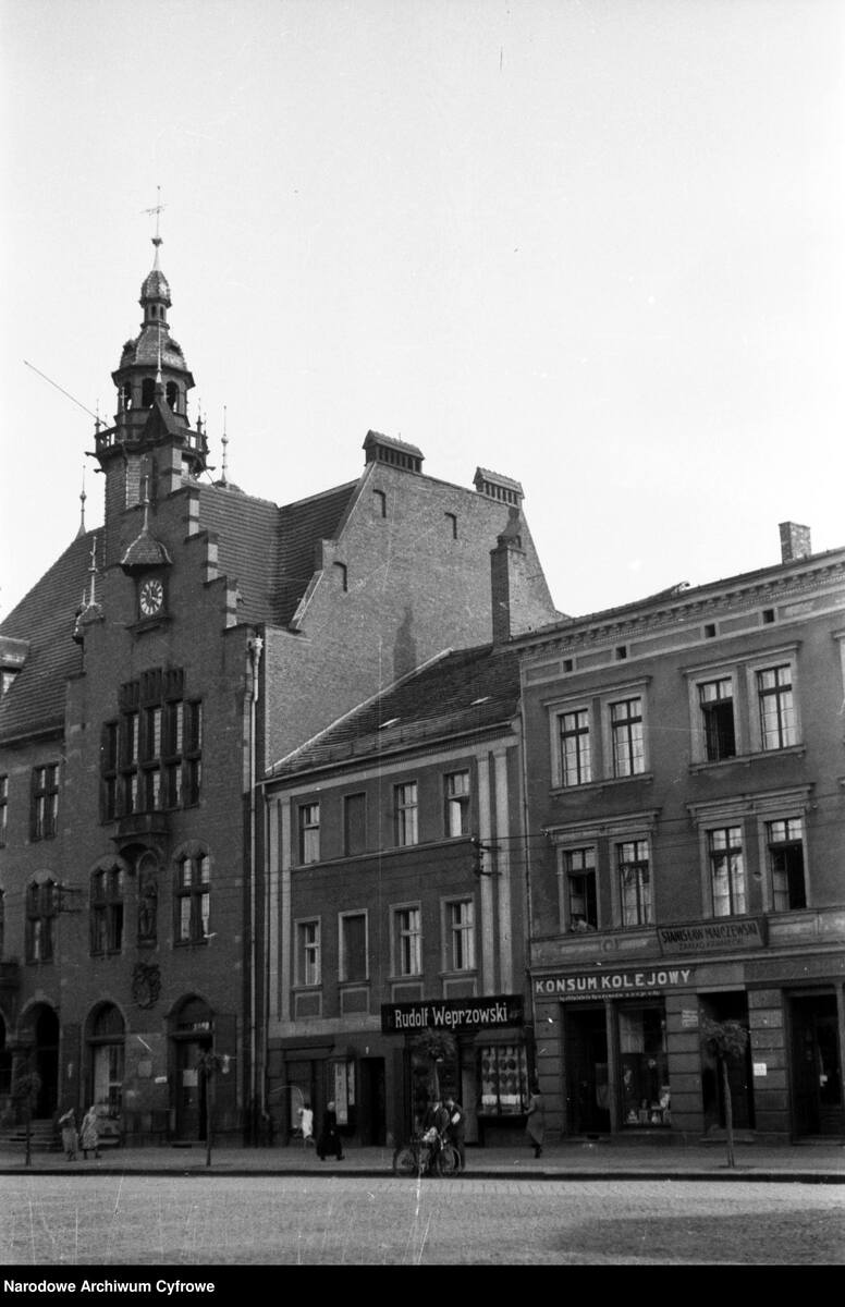Oryginalna fotografia. Neorenesansowy  Ratusz w Tarnowskich Górach pochodzi z 1898 roku i stoi przy południowej pierzei Rynku. Uznaje się go za jeden
