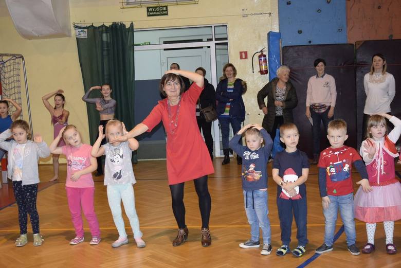 W piątek, 7 grudnia w hali Ośrodka Sportu i Rekreacji w Skierniewicach odbył się Bal Mikołajkowy dla przedszkolaków. Były tańce, zabawy i konkursy, a także wizyta Mikołaja na saniach.