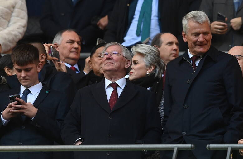 Najbardziej utytułowany trener Manchesteru United, sir Alex Ferguson (w środku,) oglądał triumf „Czerwonych Diabłów” w finale Pucharu Ligi na Wemble