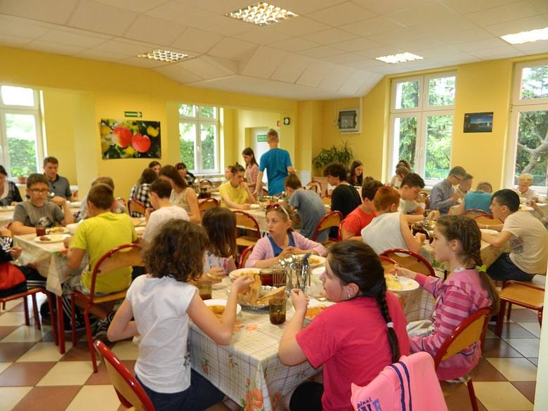 Goście z Ukrainy w czasie poniedziałkowego obiadu. Śniadania i kolacje jedzą u rodzin uczniów, obiady funduje szkoła.