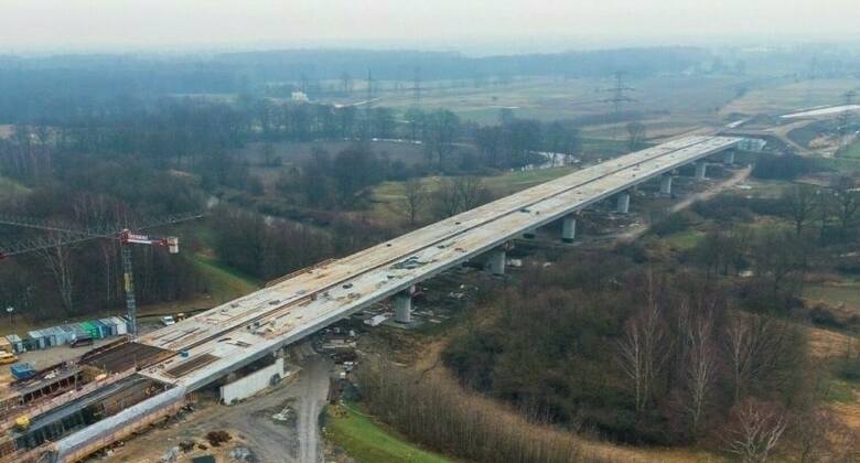 Budowa konstrukcji mostu nad Wisłą zakończyła się pod koniec marca