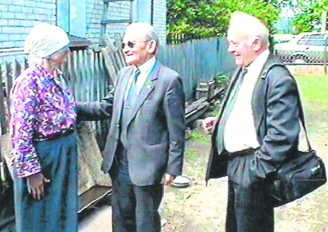 Władysław Filar (w środku) w rozmowie ze Świetłaną Pryśniochą (koleżanką sprzed wojny jego siostry Eleonory) na podwórku domu, w którym się urodził, Iwanicze, maj 2003. Z lat jego dzieciństwa zostało w Iwaniczach tylko bocianie gniazdo.