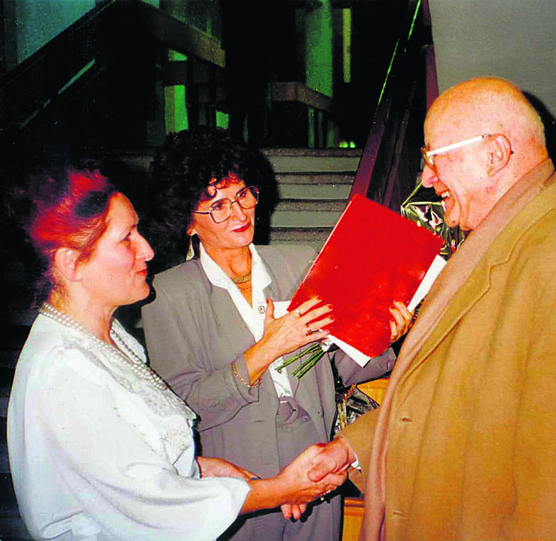 Dr Marta Hatalska (z lewej) oraz prof. Barbara Skubis podczas spotkania z Janem Nowakiem-Jeziorańskim na Uniwersytecie Opolskim.