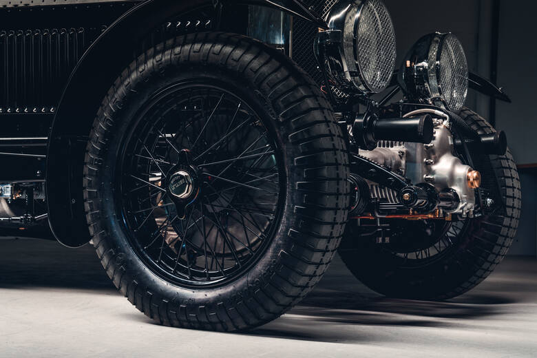 Po 40 000 godzin pracy zespół Bentley Mulliner ukończył konstruowanie prototypu modelu Bentley Blower pochodzącego sprzed 90 lat. Pojazd jest pierwszym