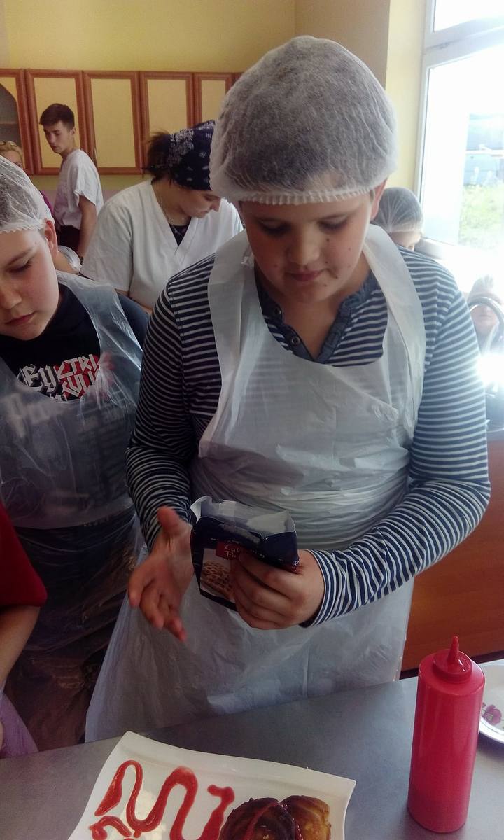 Uczniowie SP nr 4 na warsztatach kulinarnych w ZSP nr 3 w Łowiczu [ZDJĘCIA]