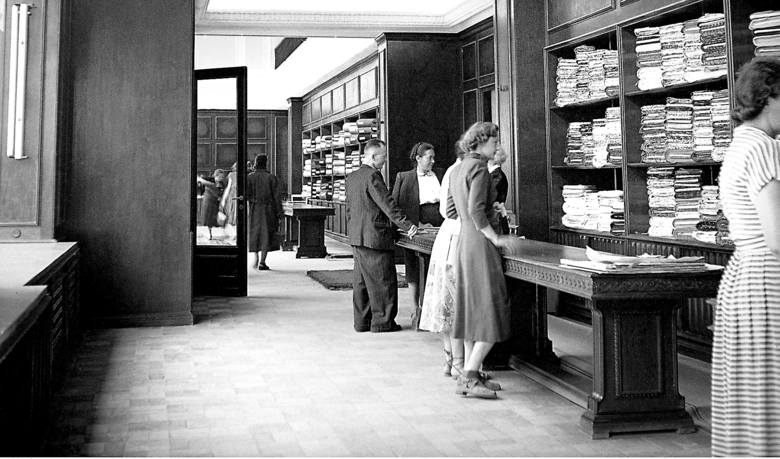 Wnętrze sklepu ze słodyczami i alkoholem przy Kruczej w Warszawie, rok 1960