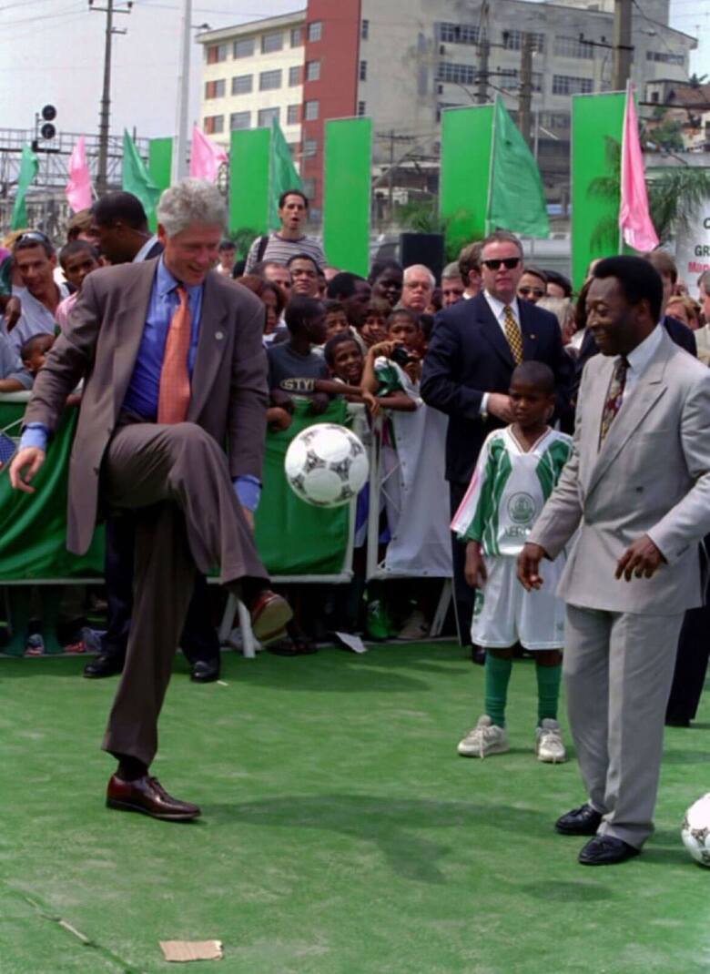 Bill Clinton gra w piłkę z Pele