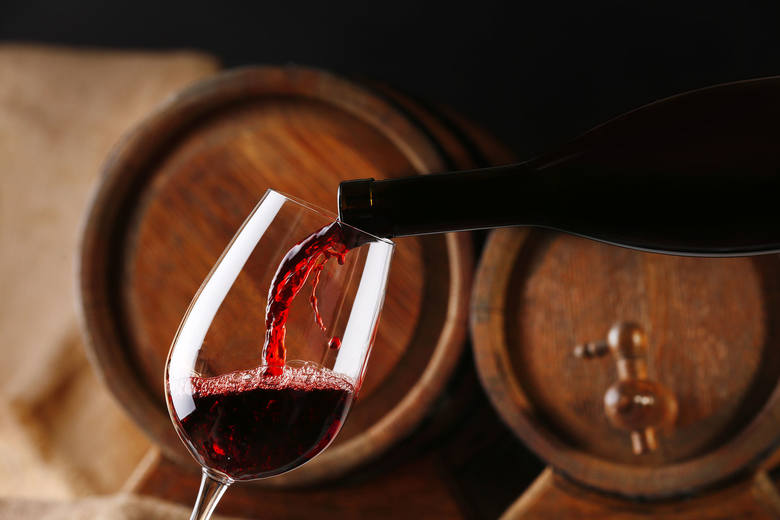 Czerwone wino zawiera m.in. reserweratol, jednak w dalszym ciągu jest to napój alkoholowy i nie powinien być konsumowany zbyt często.