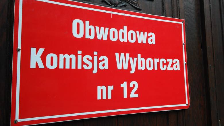 <strong>Cieszyn</strong><br /> <br /> Nad Olzą przewagę miał Bronisław Komorowski, który minimalnie wygrywał z Andrzejem Dudą.<br /> W Okręgowej Komisji Wyborczej 	nr 12 przy ul. Michejdy Bronisław Komorowski dostał  319  głosów, z kolei Andrzej Duda 213. W OKW	 nr 15  mieszczącej się w I LO  im. M....