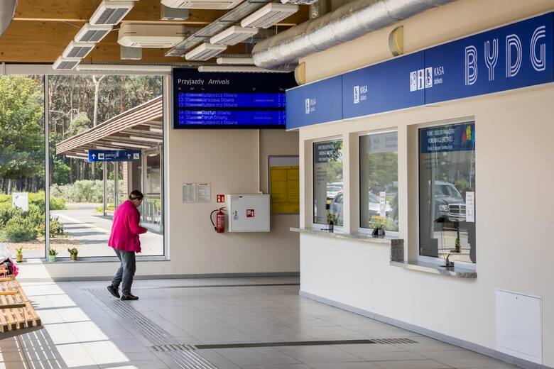 Mieszkańcy Osiedla Leśnego cieszą się, że mają nową, estetyczną stację kolejową, ale dopytują, dlaczego nie można na niej kupić biletów.