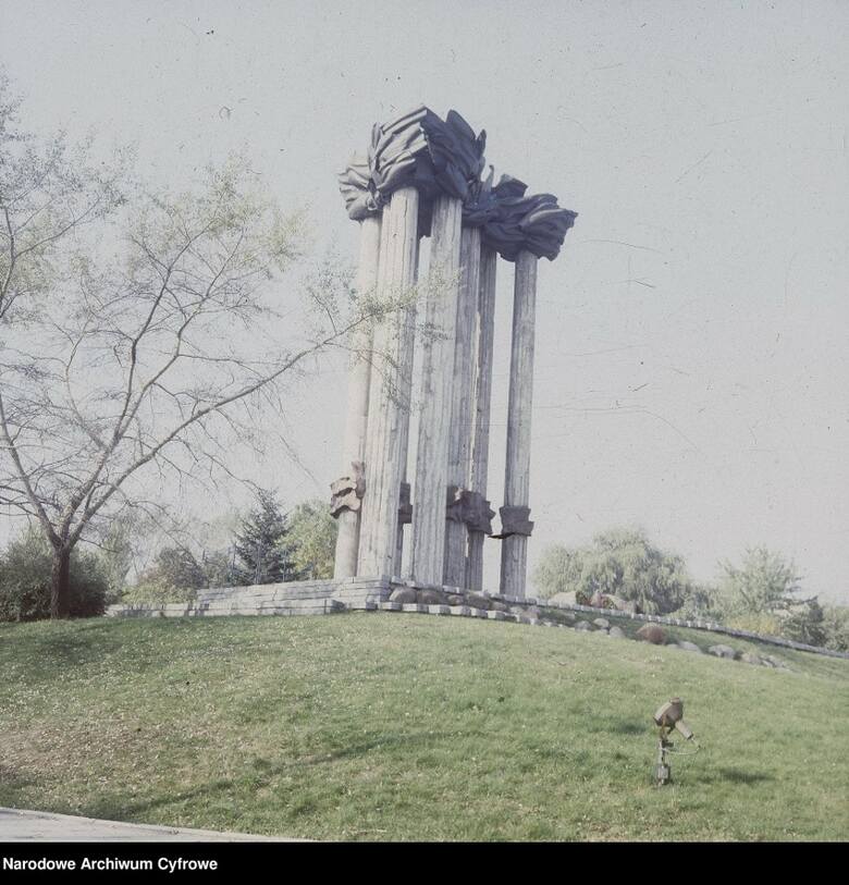 Pomnik Bohaterów Ziemi Białostockiej. Na trawniku widoczny reflektor oświetlający pomnik (1979/10/09)