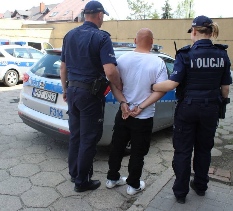 Policja zatrzymała sprawcę napadu na mieszkańca Łowicza. Mężczyzna stracił ponad 2 tys. zł [ZDJĘCIA]