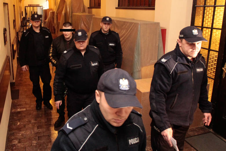 Uzbrojeni policjanci wydziału konwojowego prowadzili wczoraj Marcina Ch. na salę Sądu Okręgowego w Bydgoszczy. Ch. miał skute ręce i nogi. Szedł powoli. 